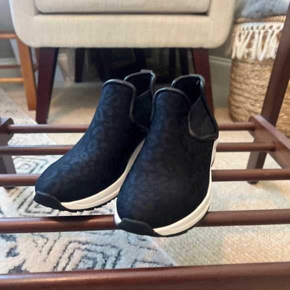 Taryn Rose Black Zonnie Low-top sneakers. - Picture 2 of 6